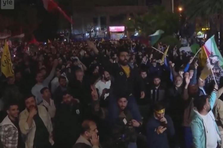 Tahran'da binlerce kişi İsrail'e saldırıyı kutladı