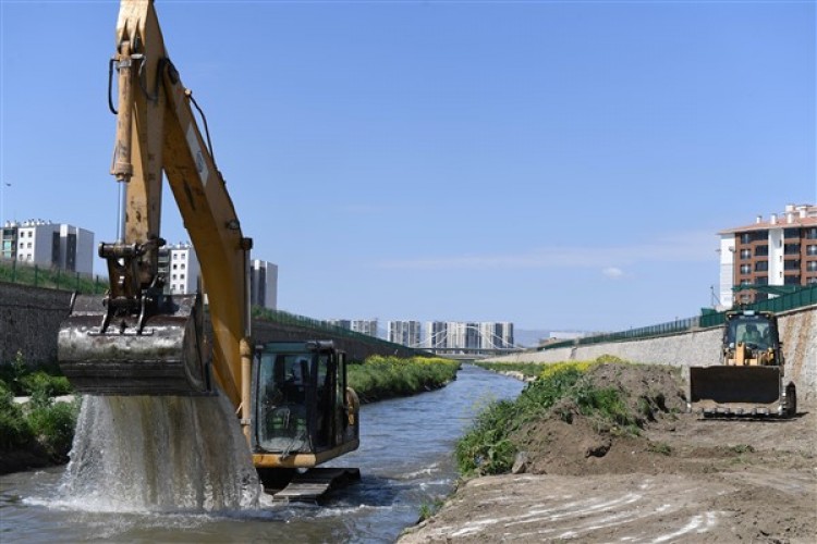 ASKİ Ankara Çayı'nı temizliyor
