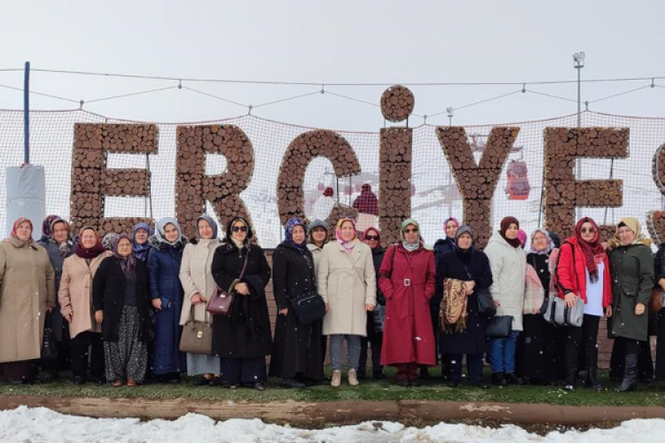 KAYMEK, Erciyes'e hiç gitmeyen 45 kadın kursiyer için gezi düzenledi