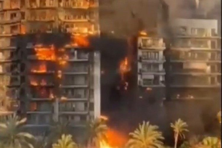 Valensiya'da bir binada çıkan yangında 4 kişi öldü 15 kişi kayıp