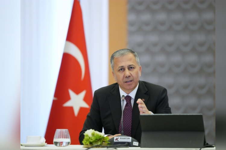 Bakan Yerlikaya Elazığ Palu'da vatandaşlarla bir araya geldi