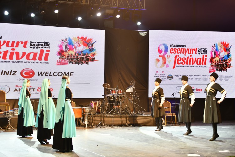 Esenyurt'ta 3. Uluslararası Esenyurt Halk Dansları, Müzik ve Sanat Festivali başladı