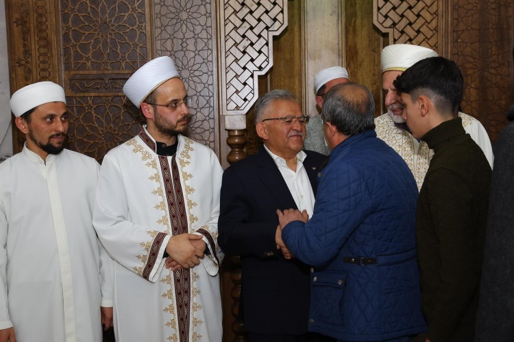 Başkan Büyükkılıç, teravih sonrası vatandaşlarla bir araya geldi