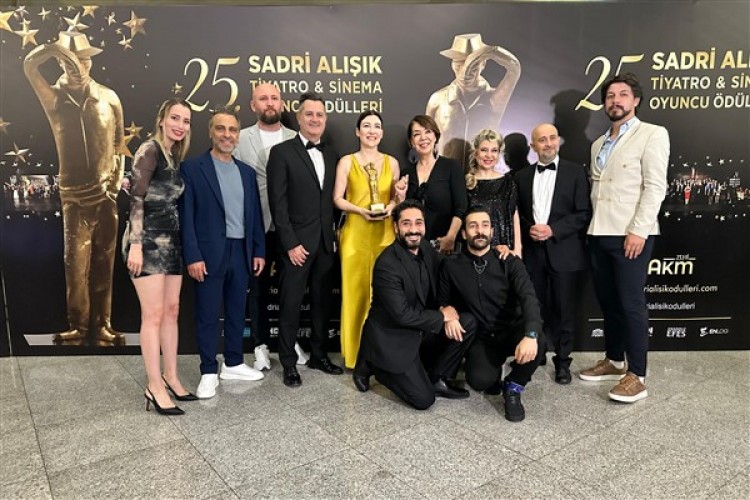 İBB Şehir Tiyatroları sanatçısı Yağmur Damcıoğlu Namak'a ödül