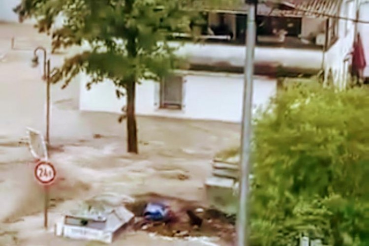 Almanya'da seller nedeniyle bazı bölgelerde olağanüstü hal ilan edildi