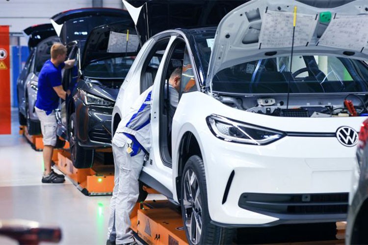 Alman otomotiv endüstrisinde 190 bin istihdam kaybı bekleniyor