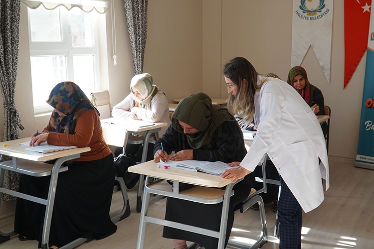 Kadınlar okuma yazma öğreniyor