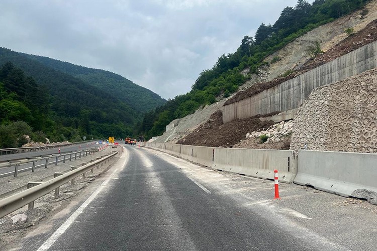 Mengen-Yeniçağa Devlet Yolu'ndaki toprak akıntısı