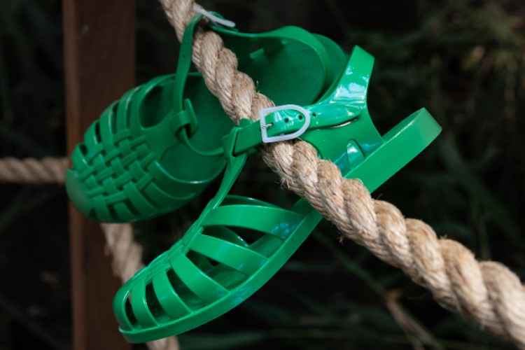 MEDUSE SANDALETLER RENKLİ DÜNYASI İLE YAZI KARŞILIYOR