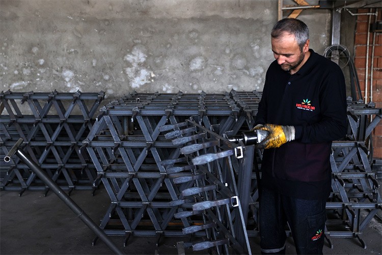 Mütevazı atölyelerinde tarım makineleri üretiyorlar