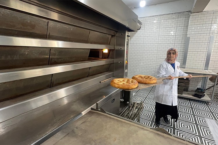 Kurduğu fırında 20 kişi istihdam ediyor