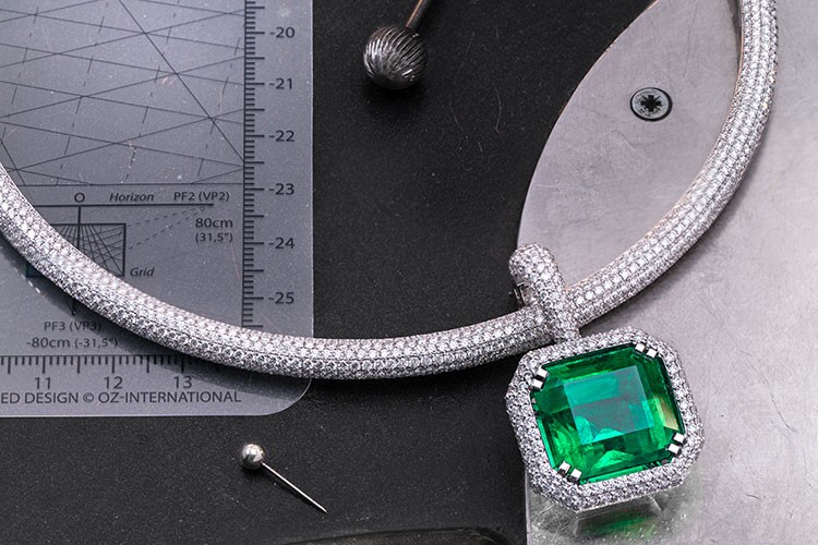 30 kıratlık bir zümrütle bezeli kolyeyle göz kamaştırdı