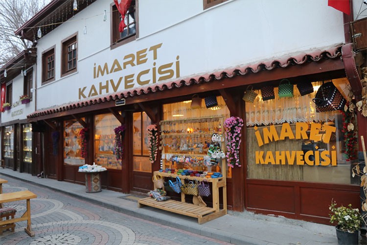 Köy okulları için beş kitap getirene Türk kahvesi ikram