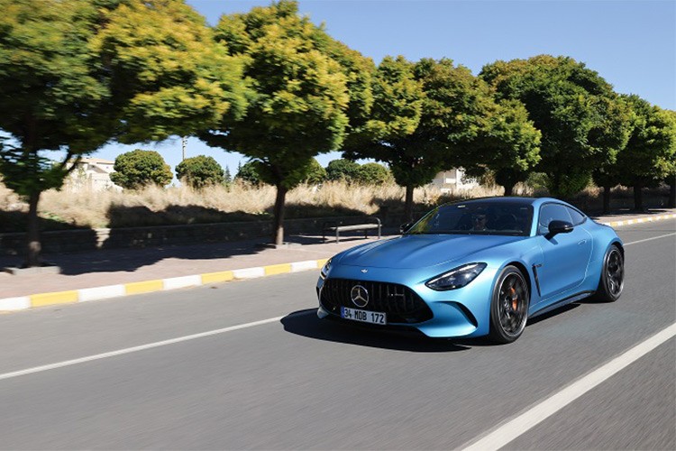 Yeni Mercedes-AMG GT 63 4MATIC+ ile göz alıcı sportiflik