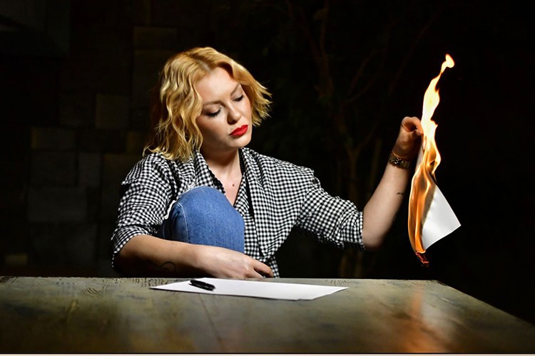 Liya Larisa'dan hüzünlü bir şarkı