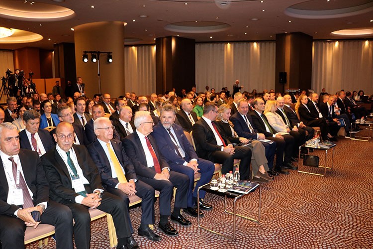 İzmir'de savunma ve havacılık sanayisi temalı yatırım zirvesi düzenlendi