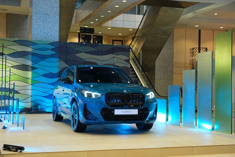 BMW iX1 CI Bloom'da Sanatseverlerle Buluşuyor