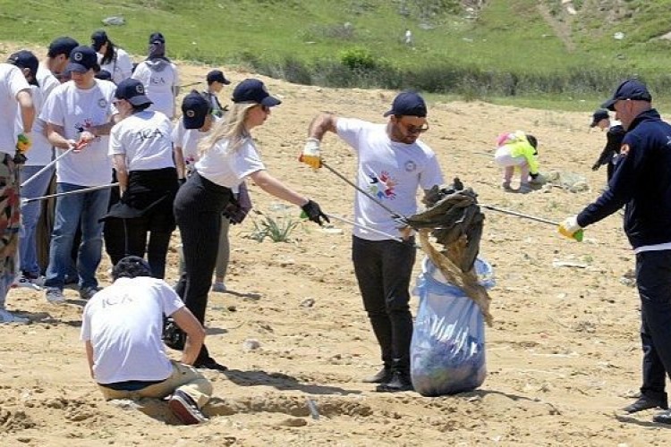 ICA Gönüllüleri, temiz dünya için 200 kilo atığı ayrıştırdı