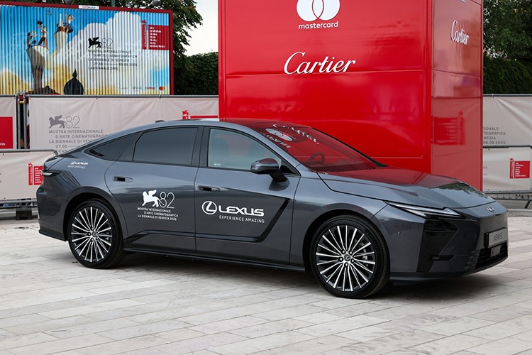 82. Venedik Film Festivali'nde kırmızı halının yıldızı oldu