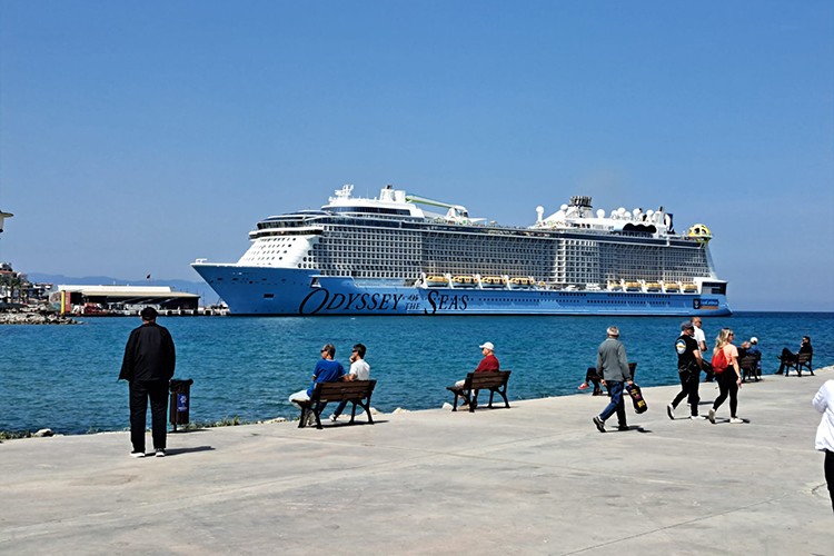 Kuşadası'na dev kruvaziyerle 4 bin 200 turist geldi