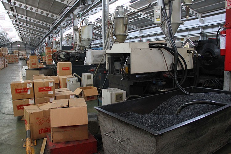 Atık plastikten ürettiği malzemeleri 17 ülkeye ihraç ediyor