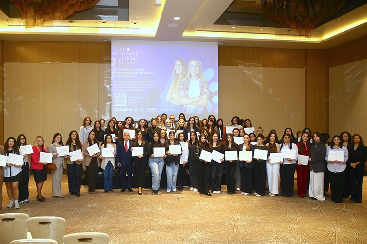 Yapı Kredi, "Teknolojide Fırsat Eşitliği" programını Azerbaycan'a taşıdı