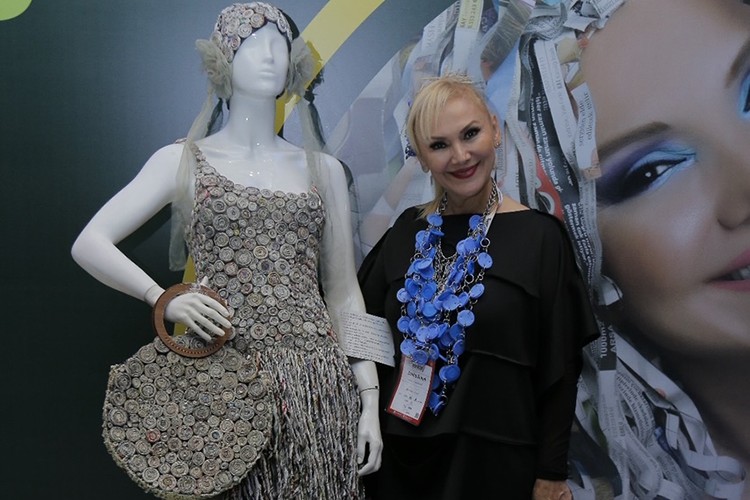 Atık malzeme poşetlerden gelinlik