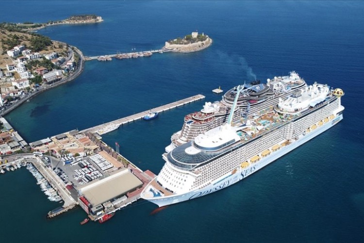 Kuşadası'nda kruvaziyer turizm hareketliliği sürüyor