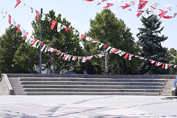 Başkentte aşırı sıcaklar nedeniyle sokaklar boş kaldı