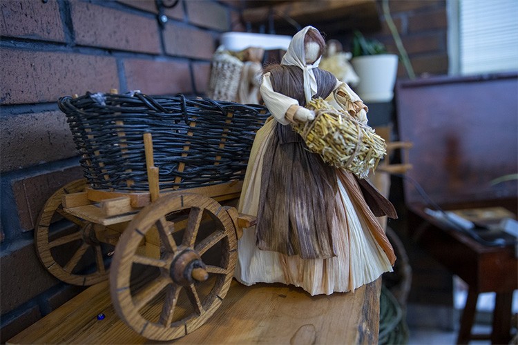 Mısır kabuğundan yaptığı dekoratif eşyalar mekanları süslüyor