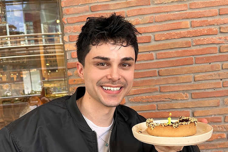 Doğum günü pastasını Harbiye konseri için üfledi