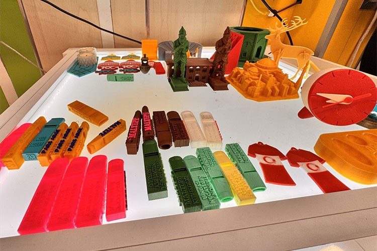 İlkokul öğrencileri enkazdakilerin sesi olabilmek için "can düdüğü" üretiyor