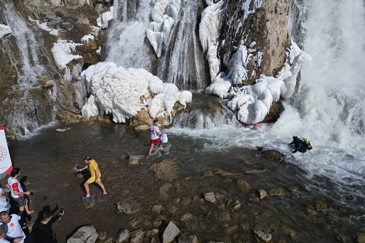 Doğaseverler kısmen donan Muradiye Şelalesi'nin döküldüğü alanda yüzdü