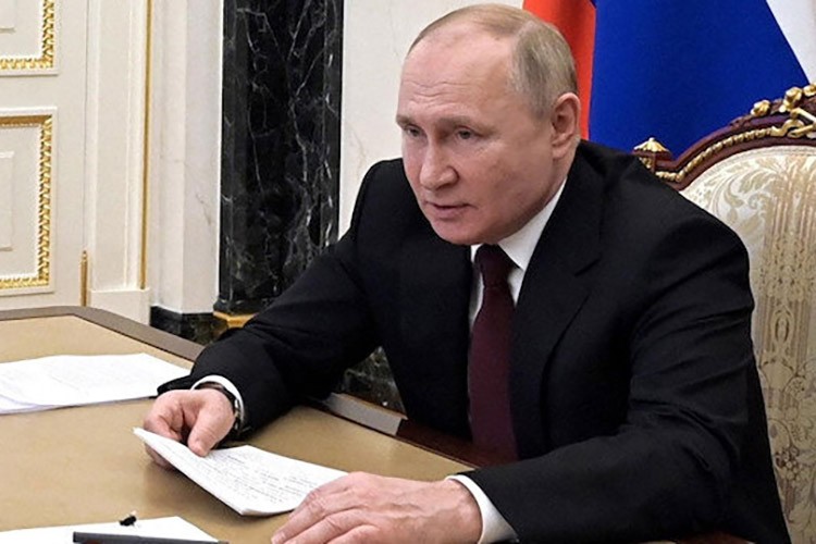 Rusya'da yurt dışı döviz işlemlerine yasak geldi