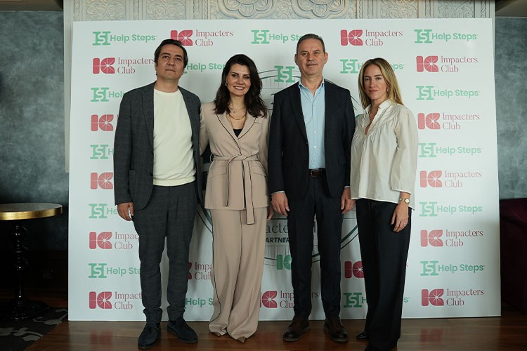 Help Steps'in lansmanında yıldızlar geçidi