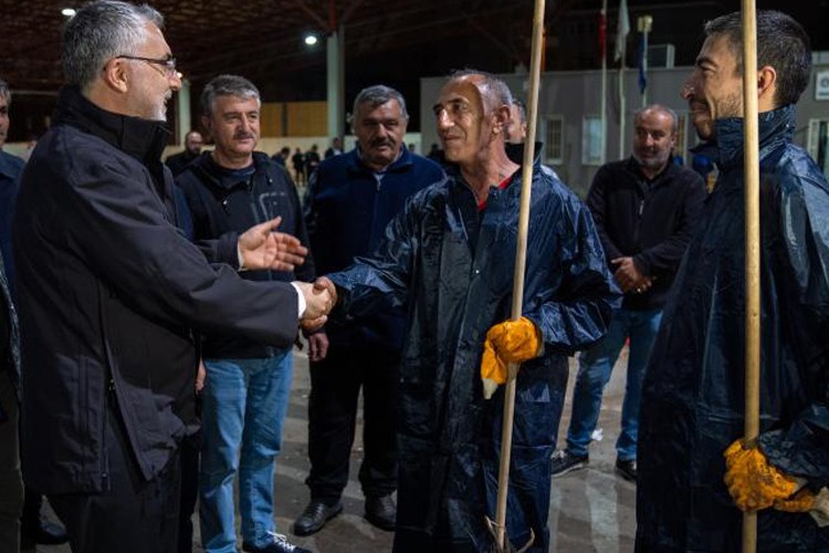 Bakan Işıkhan 1 Mayıs'ı işçilerle karşıladı
