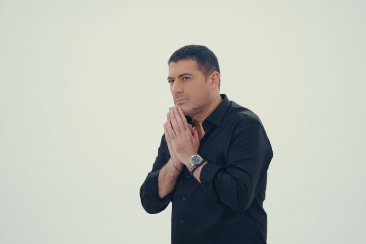 Yağız: Önüne gelen arabesk okuyor