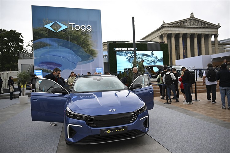 Togg, Münih'in tarihi meydanı Königsplatz'da boy gösteriyor