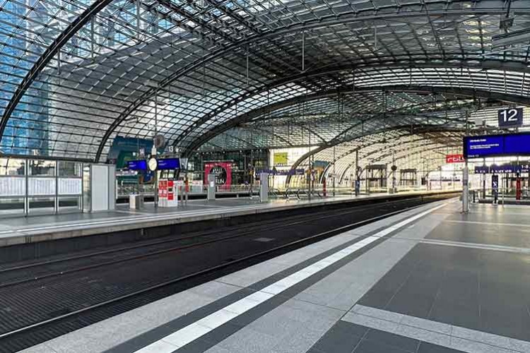 Grev nedeniyle tren istasyonları boş kaldı