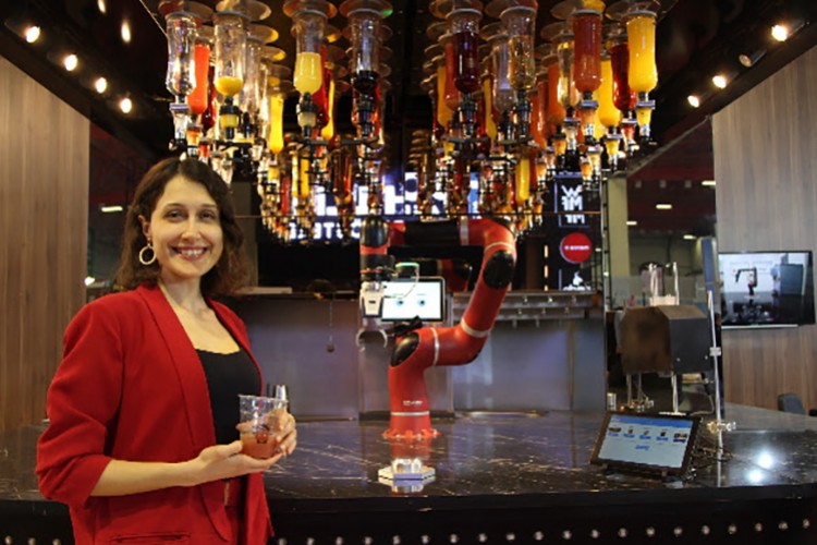 Barmen robot işbaşında