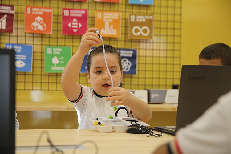 Geri dönüştürülen e-atıklarla çocukların eğitimine destek olunuyor