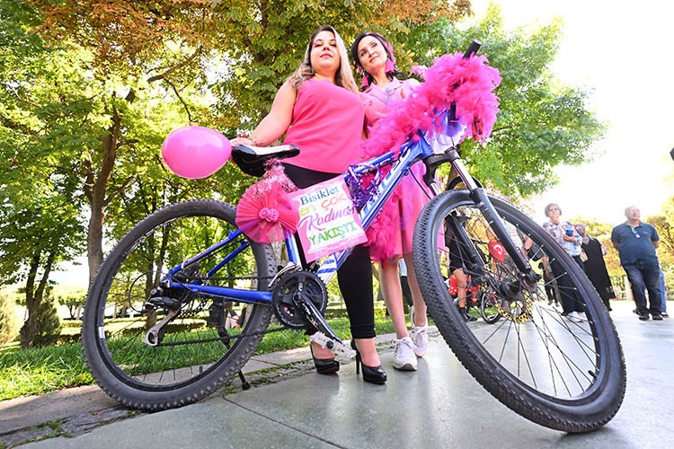 Diyarbakır'da "Süslü Kadınlar Bisiklet Turu"