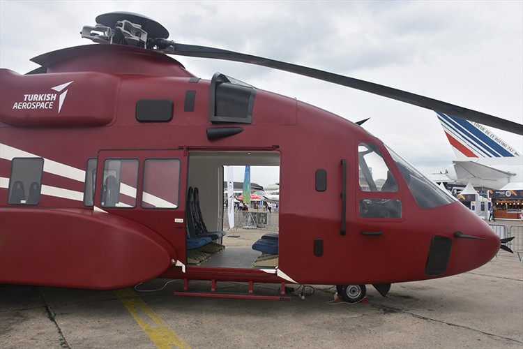 Türkiye'nin yeni helikopteri T925 ilk kez vitrine çıktı