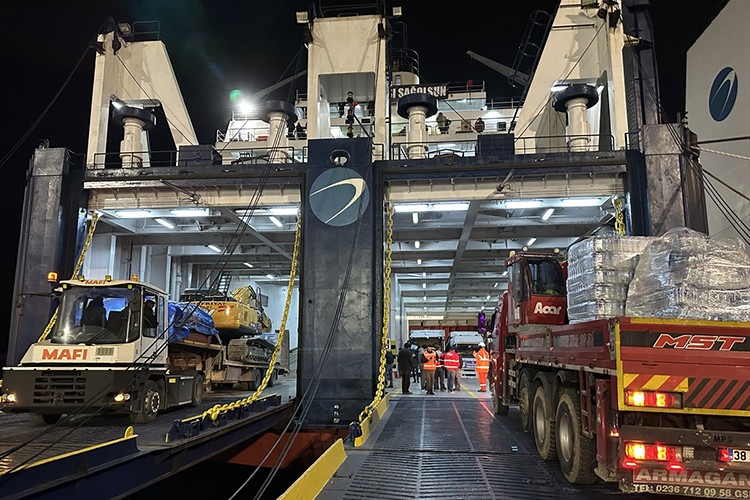 Çeşme Limanı'ndan deprem bölgesi için ro ro desteği