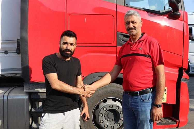 Kapıkule'de bekleyen tır şoförleri bayrama ailelerinden uzakta girdi