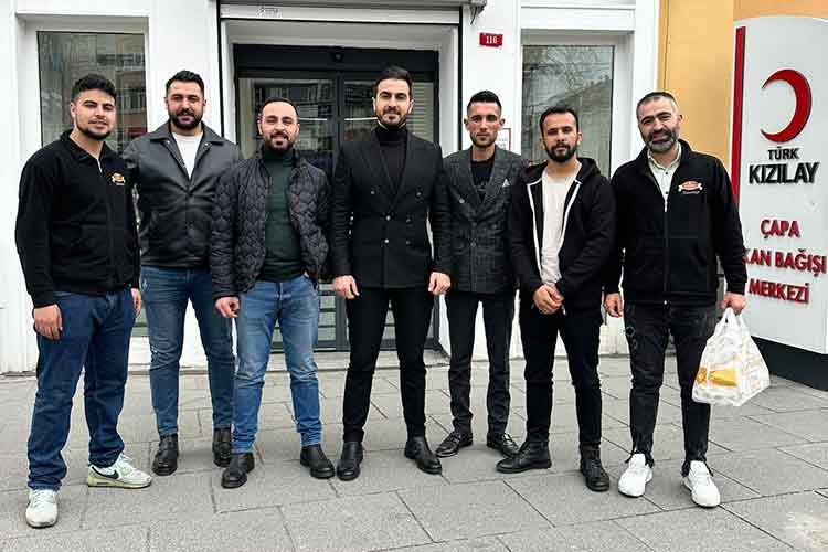 Ekibiyle kan bağışı yaptı