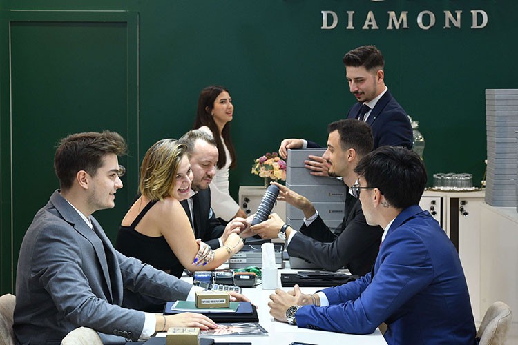 Mücevherin ışıltısına 21 bin alıcı gelecek