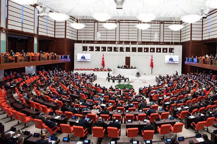 Sözleşmeliye kadro yasası Meclis'ten geçti