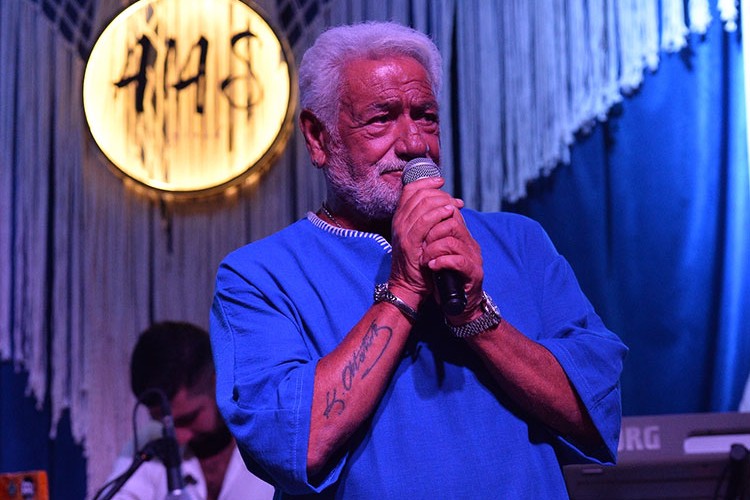 Sahnelerden inmeyeceğim