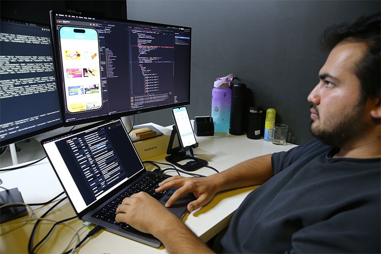 Konakladıkları otelin tüm imkanlarına tek tıkla ulaşabiliyor